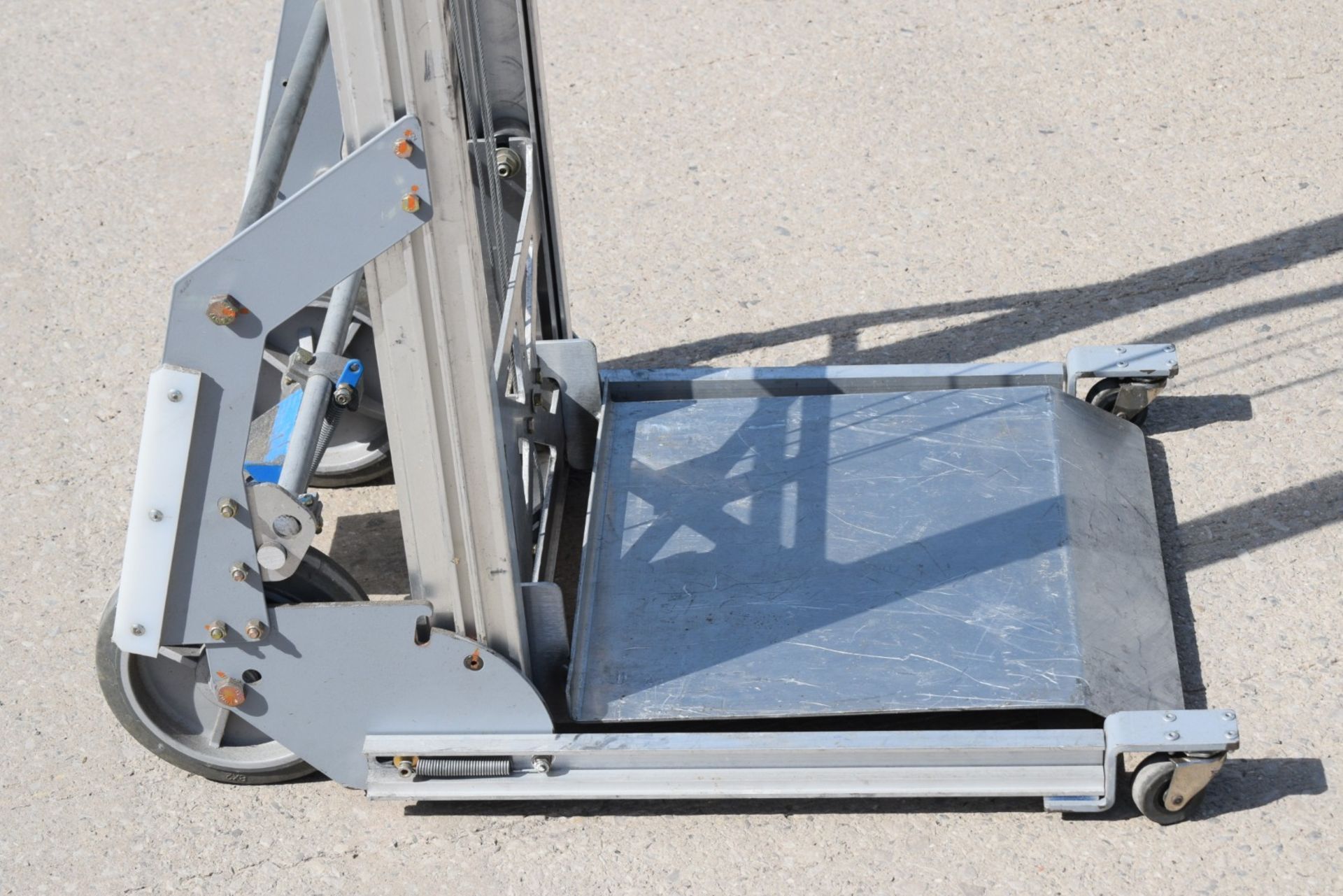 1 x Genie Load Lifter Platform Lift - Ideal for Couriers, Warehouses or Workshops - Max Load - Image 3 of 20