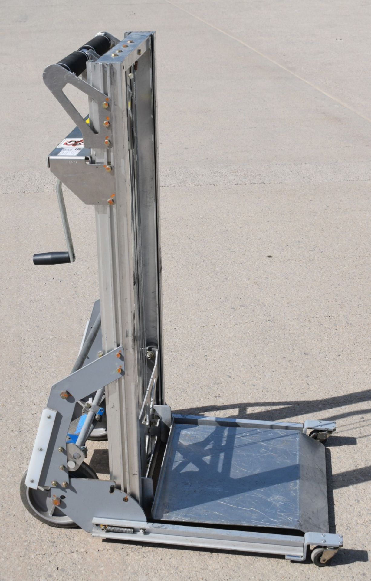 1 x Genie Load Lifter Platform Lift - Ideal for Couriers, Warehouses or Workshops - Max Load - Image 13 of 20