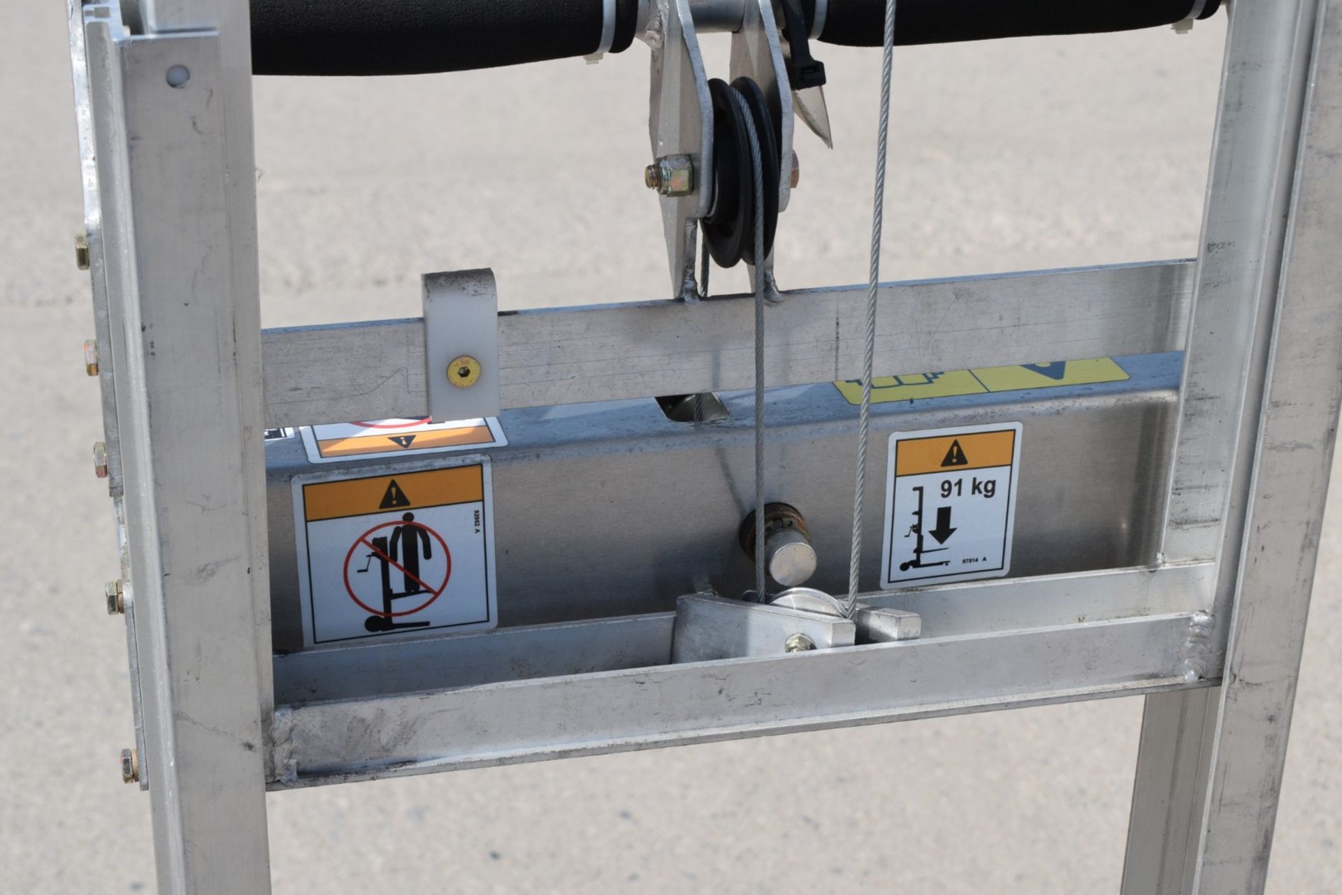 1 x Genie Load Lifter Platform Lift - Ideal for Couriers, Warehouses or Workshops - Max Load - Image 18 of 20