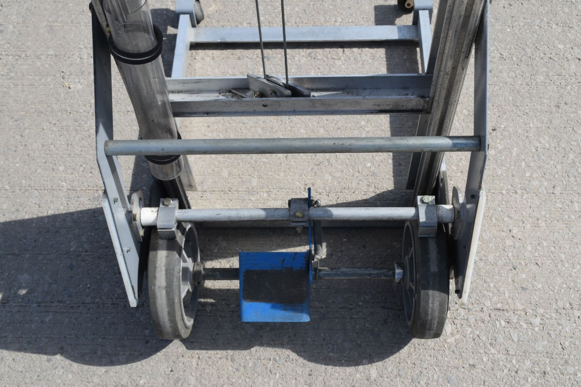 1 x Genie Load Lifter Platform Lift - Ideal for Couriers, Warehouses or Workshops - Max Load - Image 7 of 20