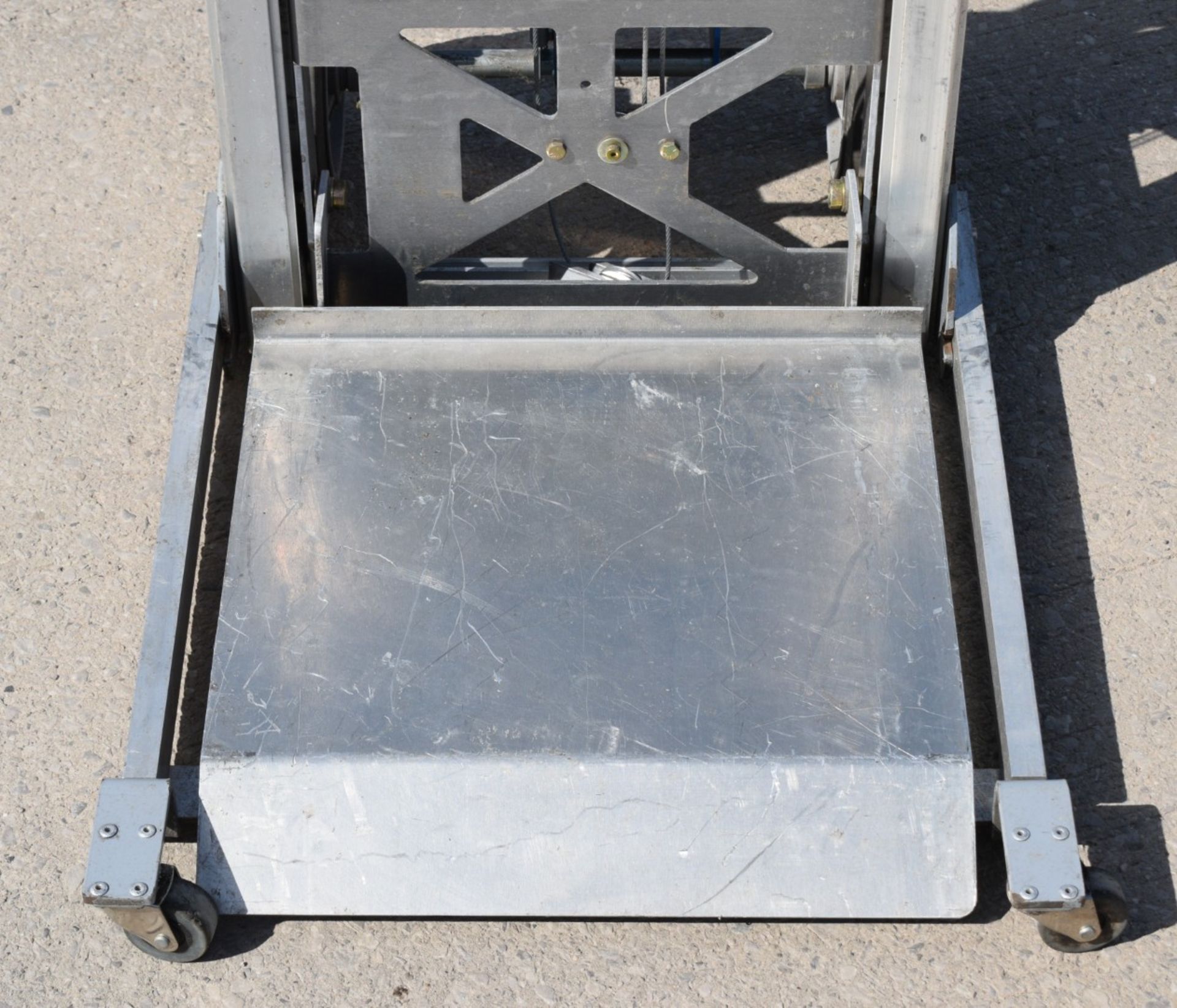1 x Genie Load Lifter Platform Lift - Ideal for Couriers, Warehouses or Workshops - Max Load - Image 2 of 20