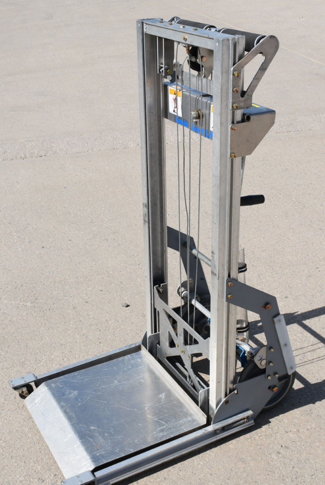 1 x Genie Load Lifter Platform Lift - Ideal for Couriers, Warehouses or Workshops - Max Load - Image 11 of 20