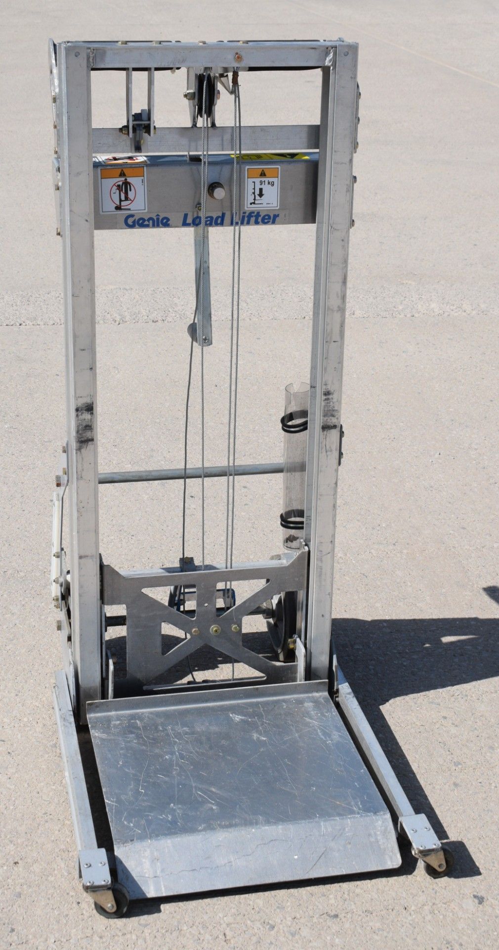 1 x Genie Load Lifter Platform Lift - Ideal for Couriers, Warehouses or Workshops - Max Load - Image 12 of 20
