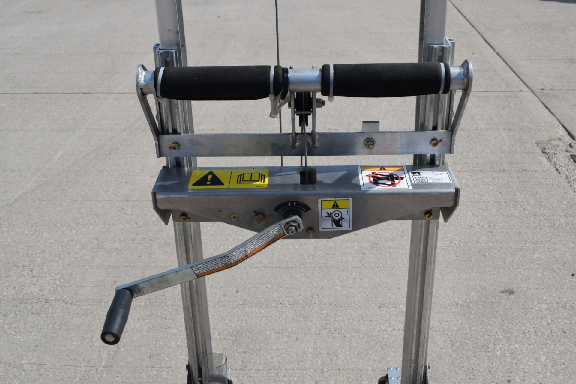 1 x Genie Load Lifter Platform Lift - Ideal for Couriers, Warehouses or Workshops - Max Load - Image 4 of 20