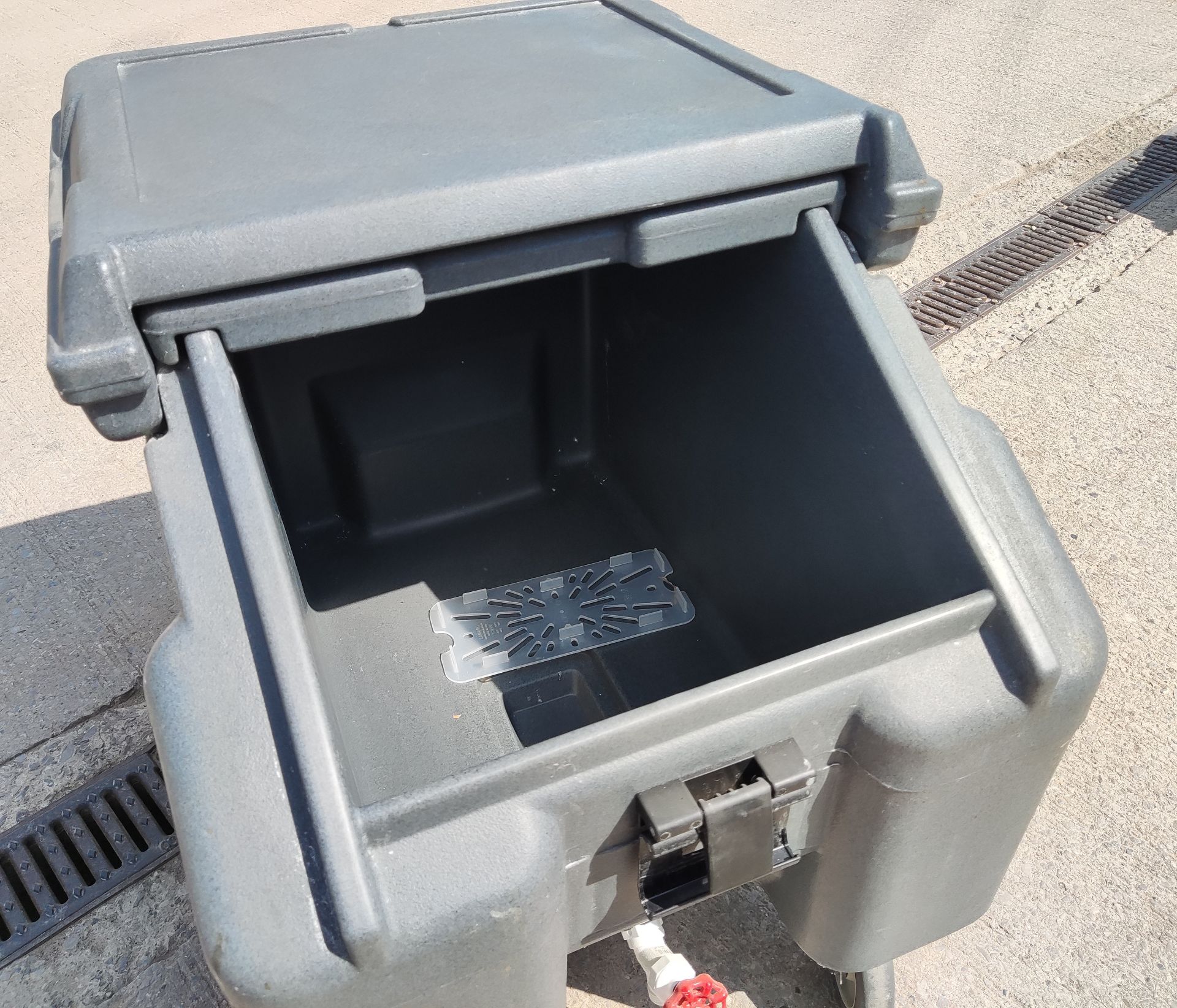 1 x CAMBRO Ice Caddy With Sliding Lid - RRP £643.00 - Image 11 of 14