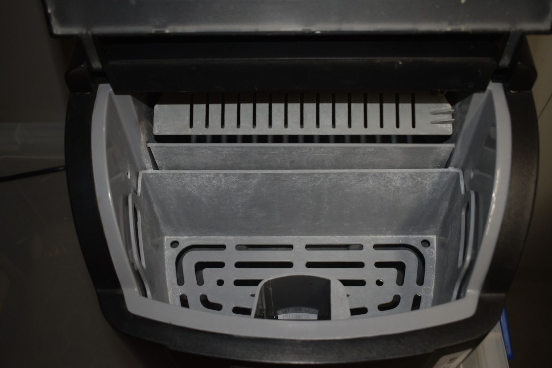 1 x Polar T315 Countetop Ice Cube Maker - Capacity 11kg - 230v - Dimensions: H38 x W30 x D38 cms - Image 6 of 7