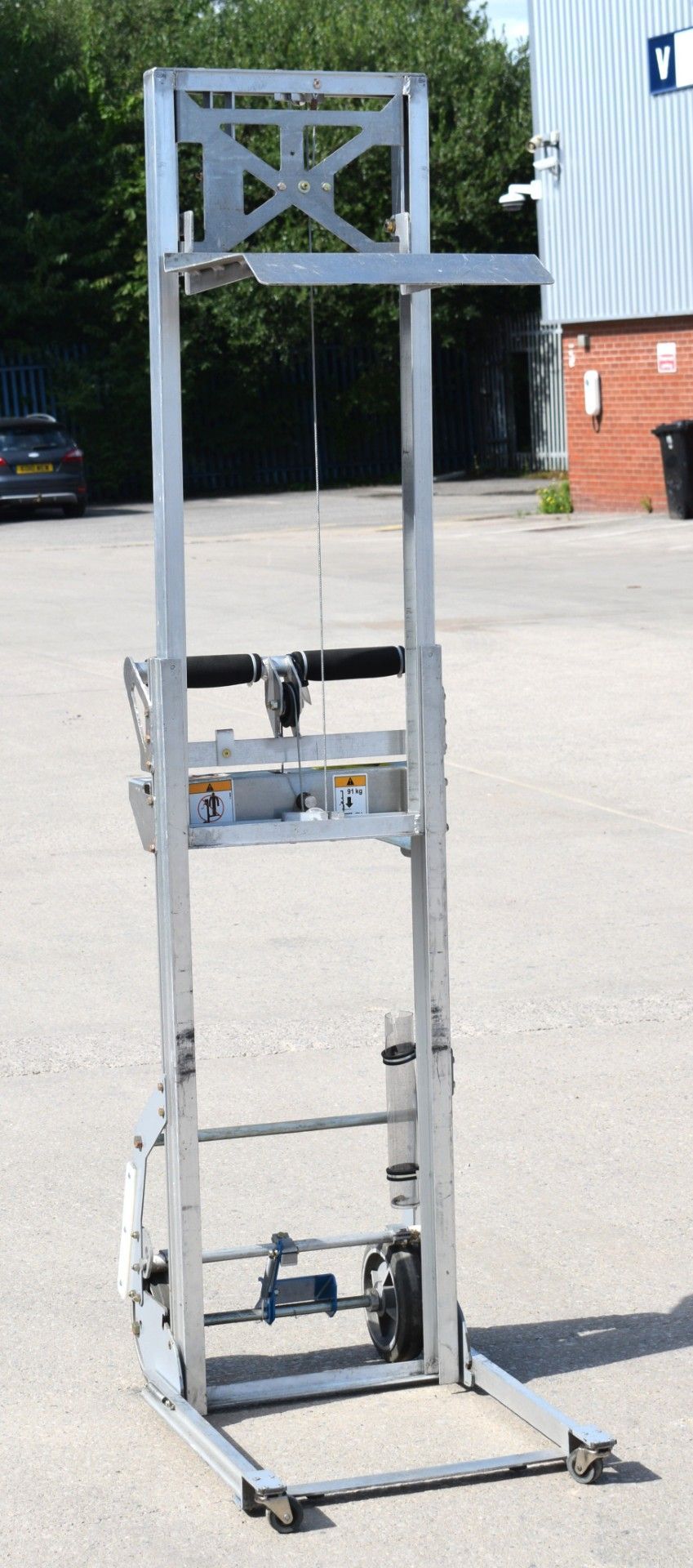 1 x Genie Load Lifter Platform Lift - Ideal for Couriers, Warehouses or Workshops - Max Load - Image 20 of 20