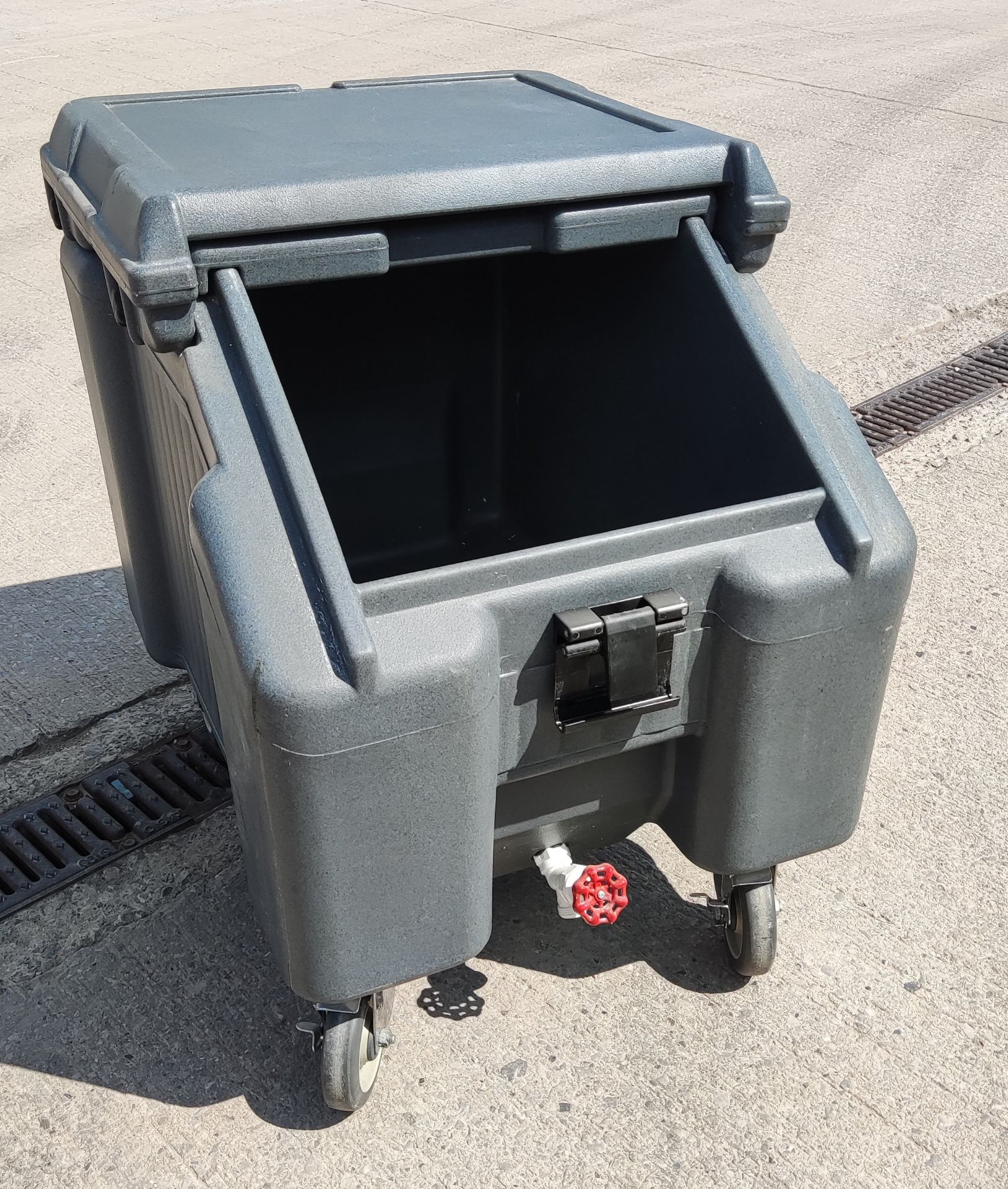 1 x CAMBRO Ice Caddy With Sliding Lid - RRP £643.00 - Image 7 of 14