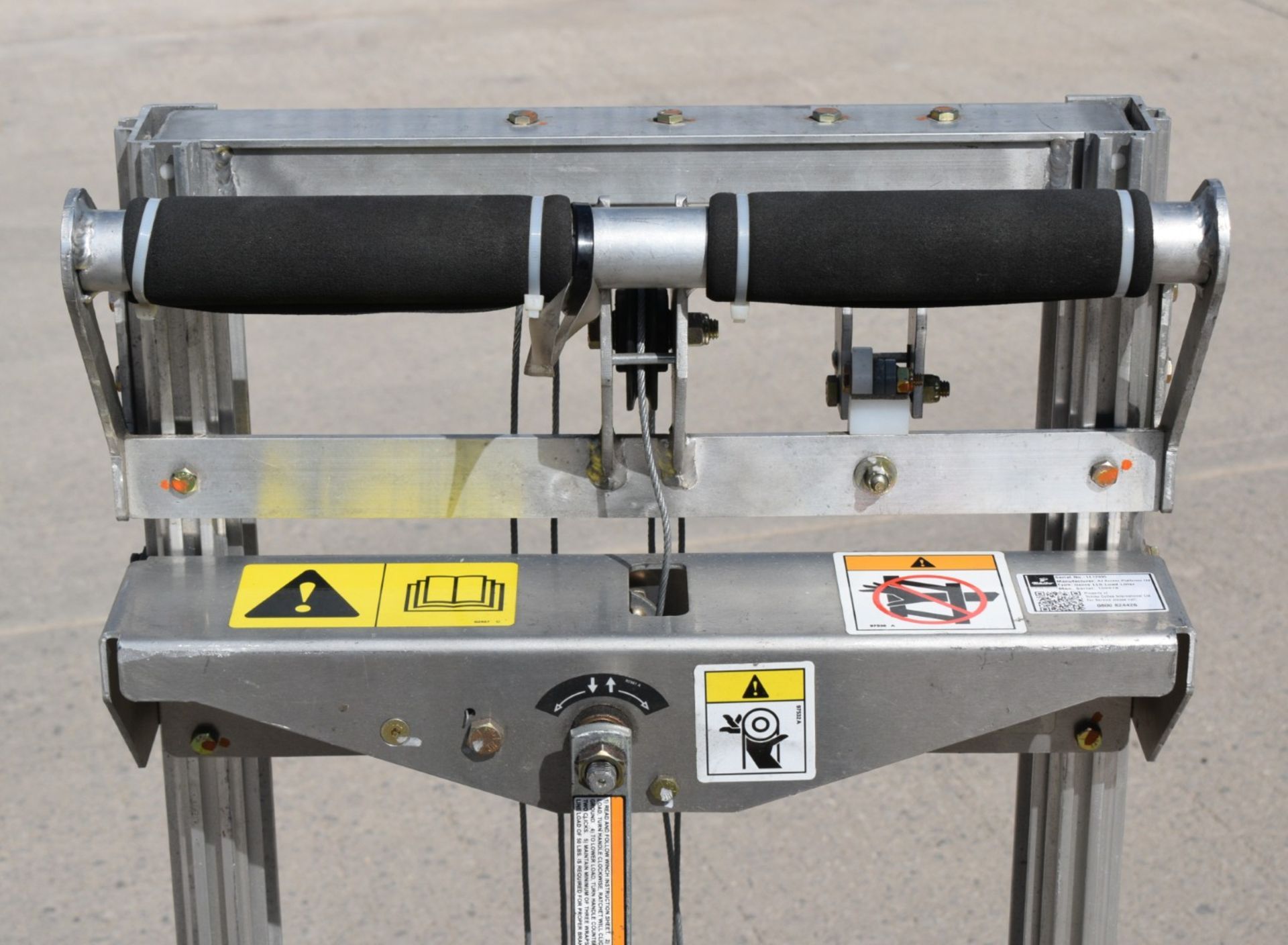 1 x Genie Load Lifter Platform Lift - Ideal for Couriers, Warehouses or Workshops - Max Load - Image 14 of 20