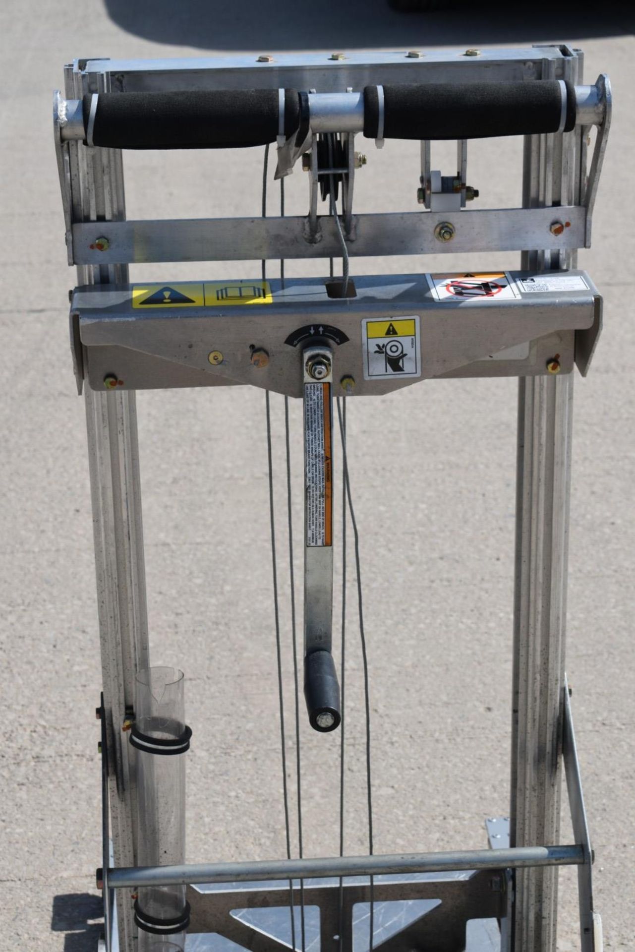 1 x Genie Load Lifter Platform Lift - Ideal for Couriers, Warehouses or Workshops - Max Load - Image 15 of 20