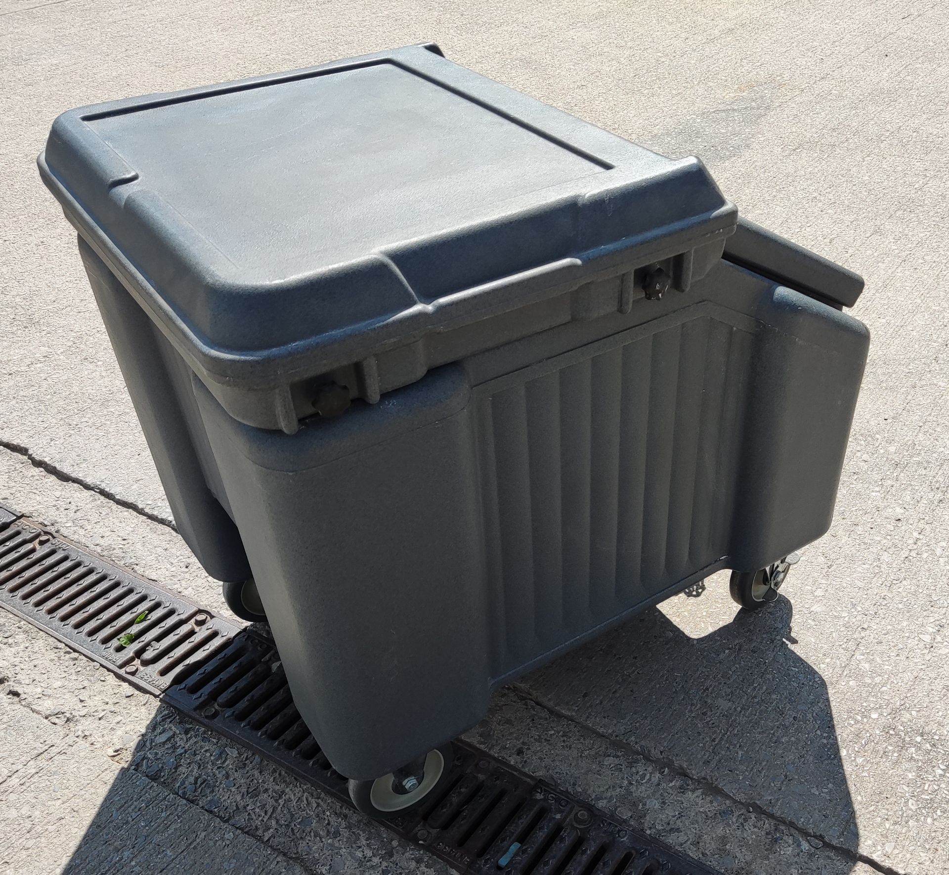 1 x CAMBRO Ice Caddy With Sliding Lid - RRP £643.00 - Image 3 of 14