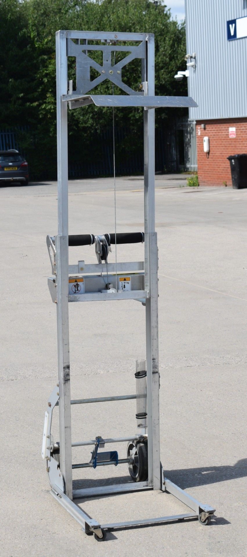 1 x Genie Load Lifter Platform Lift - Ideal for Couriers, Warehouses or Workshops - Max Load - Image 19 of 20
