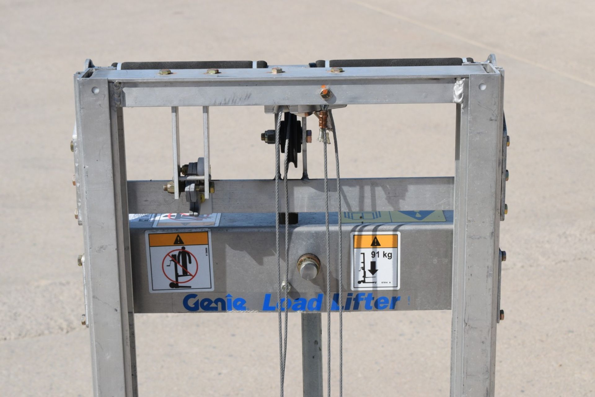 1 x Genie Load Lifter Platform Lift - Ideal for Couriers, Warehouses or Workshops - Max Load - Image 9 of 20