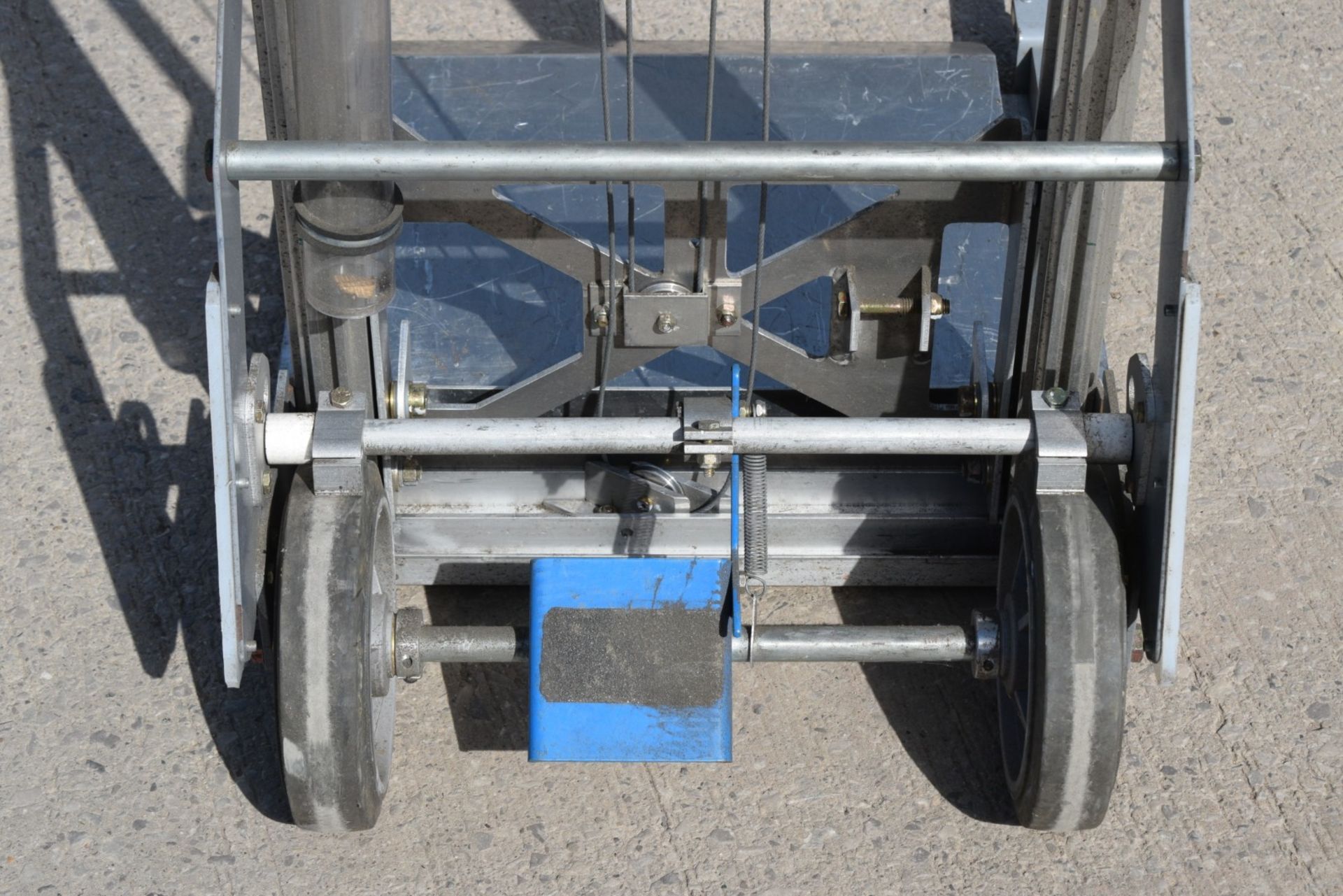 1 x Genie Load Lifter Platform Lift - Ideal for Couriers, Warehouses or Workshops - Max Load - Image 5 of 20