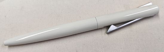 500 x White Ballpoint Pens With A Silver Clip - Ref: 101018.06.25/NPS39 - CL945 - Location: