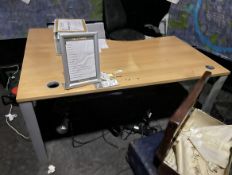 1 x Corner Office Desk and Swivel Chair - Ref: SH129B