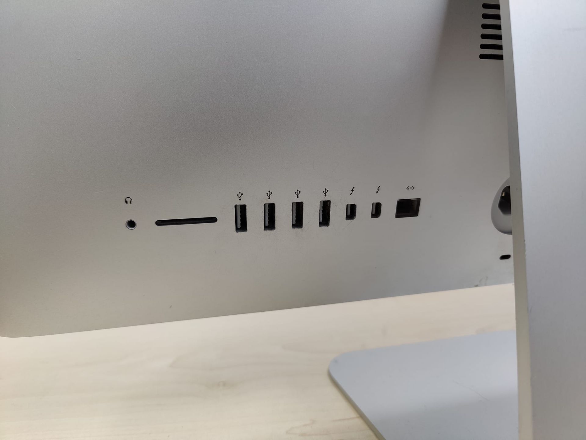 1 x Apple iMac 21.5 Inch Desktop Computer - Late 2012 Model - Features an Intel Core i5 2.9GHz - Image 2 of 4