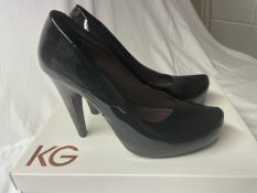 1 x Pair of KURT GEIGER 'Jasmine' Patent Leather Court Shoes in Black - Size: EU37 / UK6 - Ref: