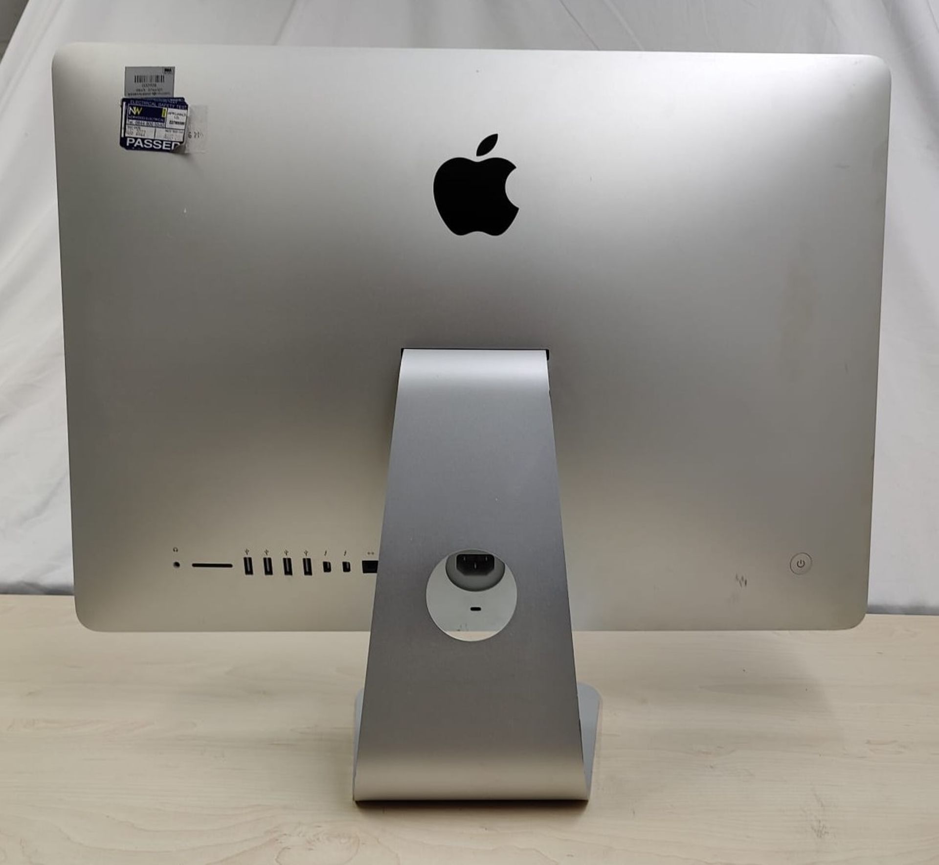 1 x Apple iMac 21.5 Inch Desktop Computer - Late 2012 Model - Features an Intel Core i5 2.9GHz - Image 4 of 4