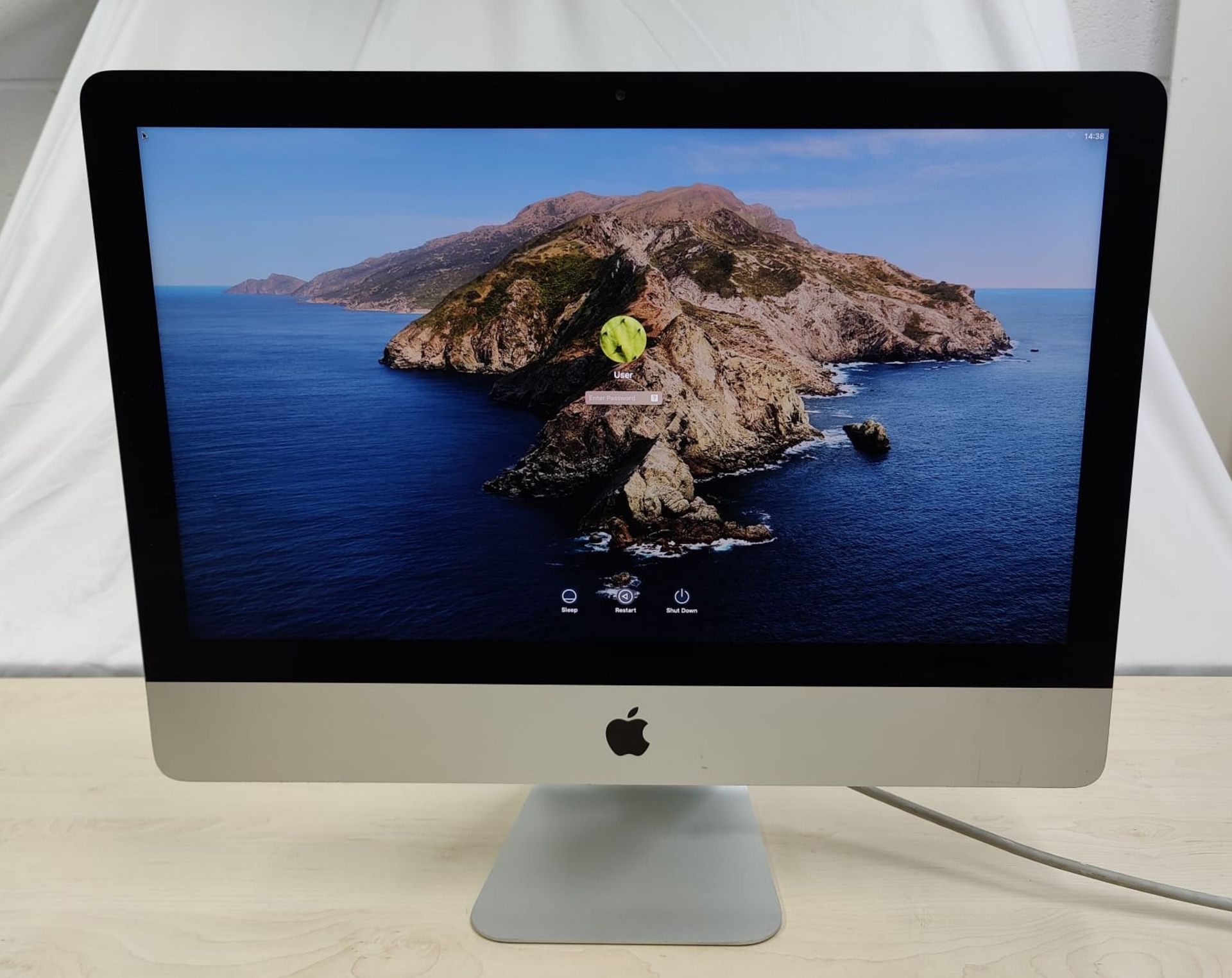 1 x Apple iMac 21.5 Inch Desktop Computer - Late 2012 Model - Features an Intel Core i5 2.9GHz