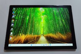 1 x Microsoft Surface Pro 7 tablet featuring an Intel 10th Gen i5-1035G4 3.7GHz Quad Core Processor,