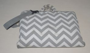 1 x 15.6 Inch Laptop Bag with Shoulder Strap