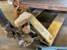 1 x 2000Kg Pallet Truck - Ref: DL030 - CL1069 - Location: Aylesbury HP18Collection Details:
