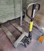 1 x Warehouse Pallet Pump Truck - Dimensions: 66 cm Wide x 120 cm Fork Length - Ref: MM110C - CL1064