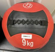 1 x Strength Shop 9KG Medicine / Wall Ball - Colour: Red/Black