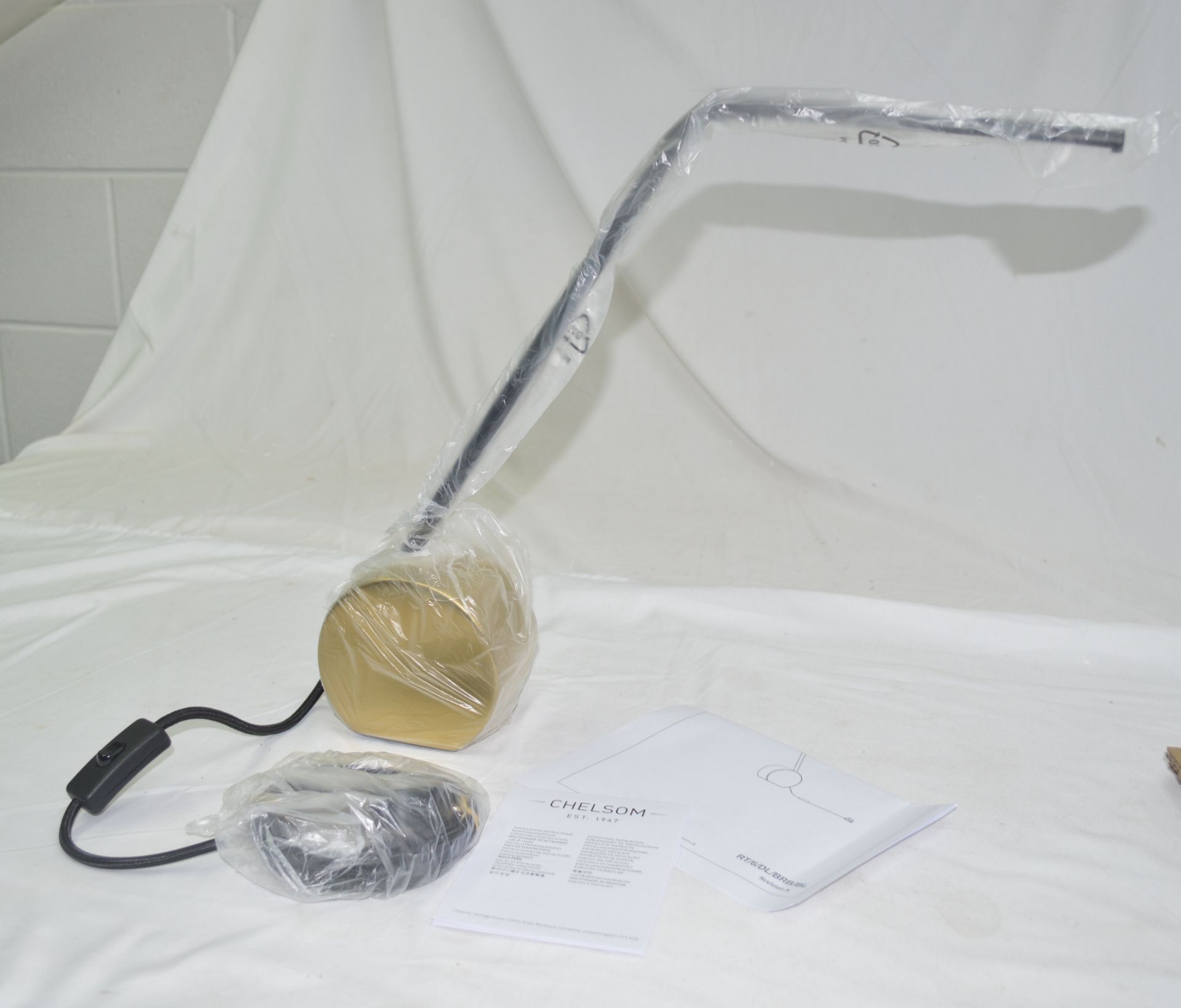 1 x CHELSOM 'Rest' Luxury Desk Lamp Finished In Satin Black and Brushed Brass - Image 6 of 13