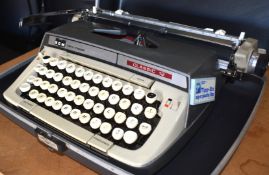 1 x Vintage SCM Smith-Corona Classic 12 Typewriter - Includes Original Dust Cover and Hard Case -