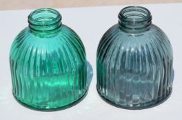 2 x Small Glass Vases - Ref: GTC667/GTCC15 - CL1017 - Location: Altrincham WA14Condition Report: