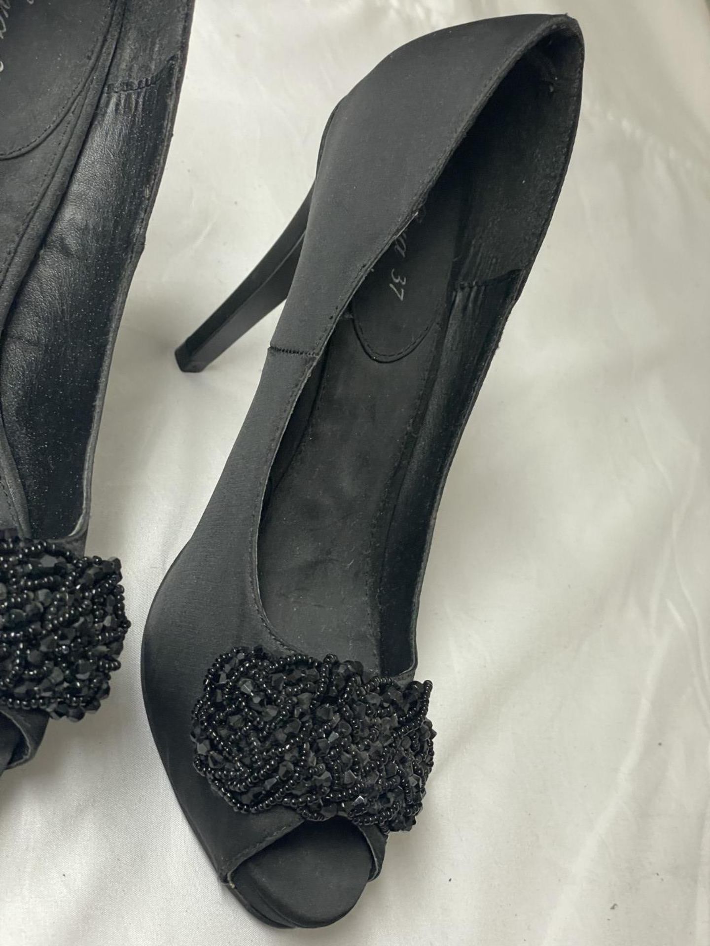 1 x Pair of SFERA Ladies' Peep Toe 3.15 Inch High Heel Shoes in Black - Size: EU37 / UK6 - Ref: - Image 18 of 22