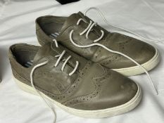 1 x Pair of SAKS FIFTH AVENUE BLACK 'Peter' Men's Leather Brogue Shoes - Size 8 - Ref: LB617 -