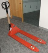 1 x Hand Pallet Pump Truck Featuring a 2000kg Capacity - New Condition - Fork Length: 114 cms