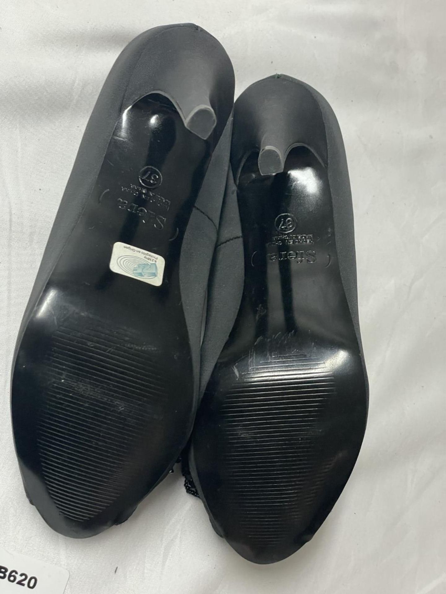 1 x Pair of SFERA Ladies' Peep Toe 3.15 Inch High Heel Shoes in Black - Size: EU37 / UK6 - Ref: - Image 21 of 22
