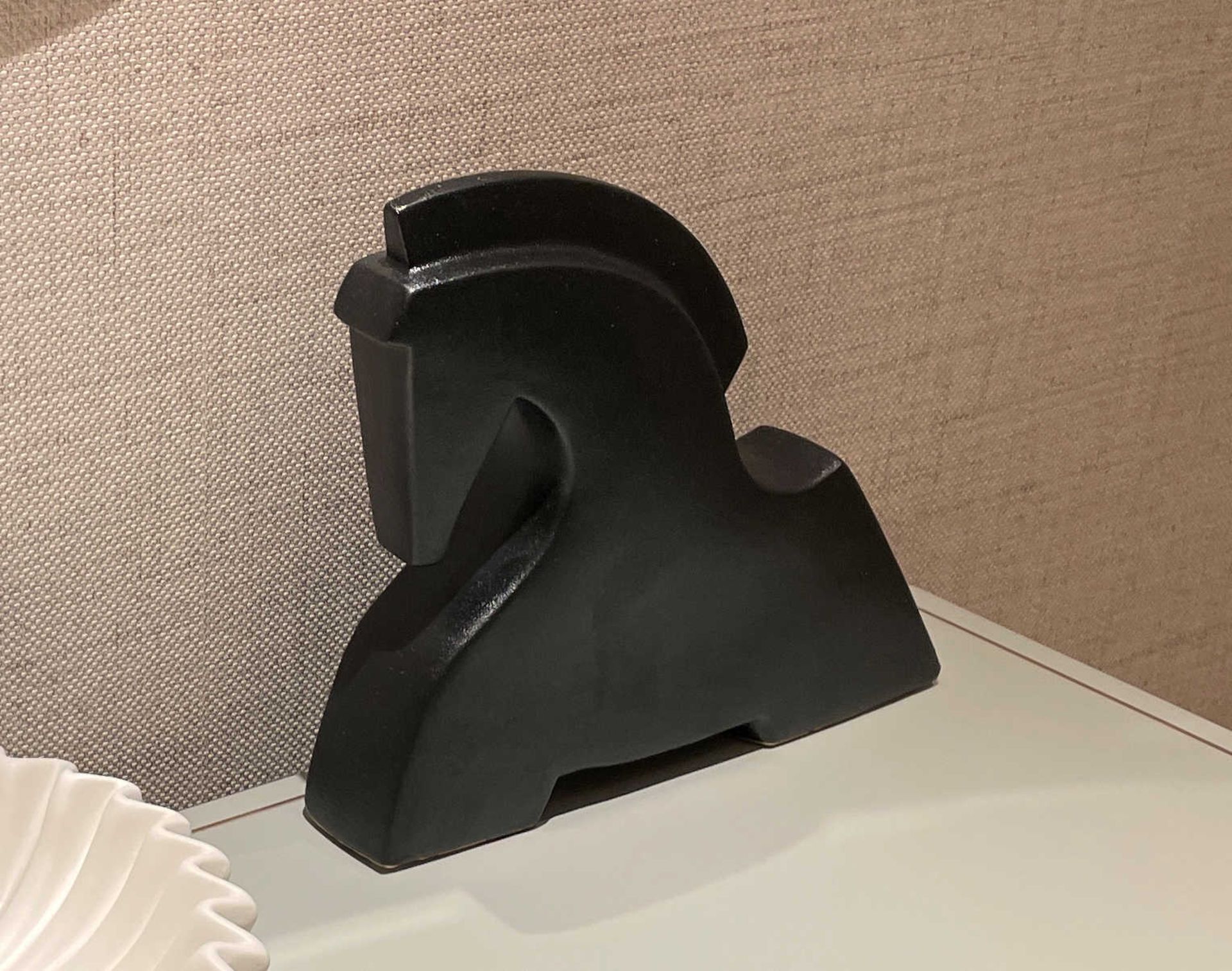 1 x Elegant Cheval Horse Statue in Matt Black - Decorative Objet D'art Sculpture Figurine - Ref: - Image 2 of 2