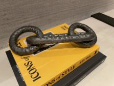 1 x Decorative Chain Sculpture - Ref: OWO024 / HLLWY - CL1079 - NO VAT ON THE HAMMER - Location: Alt