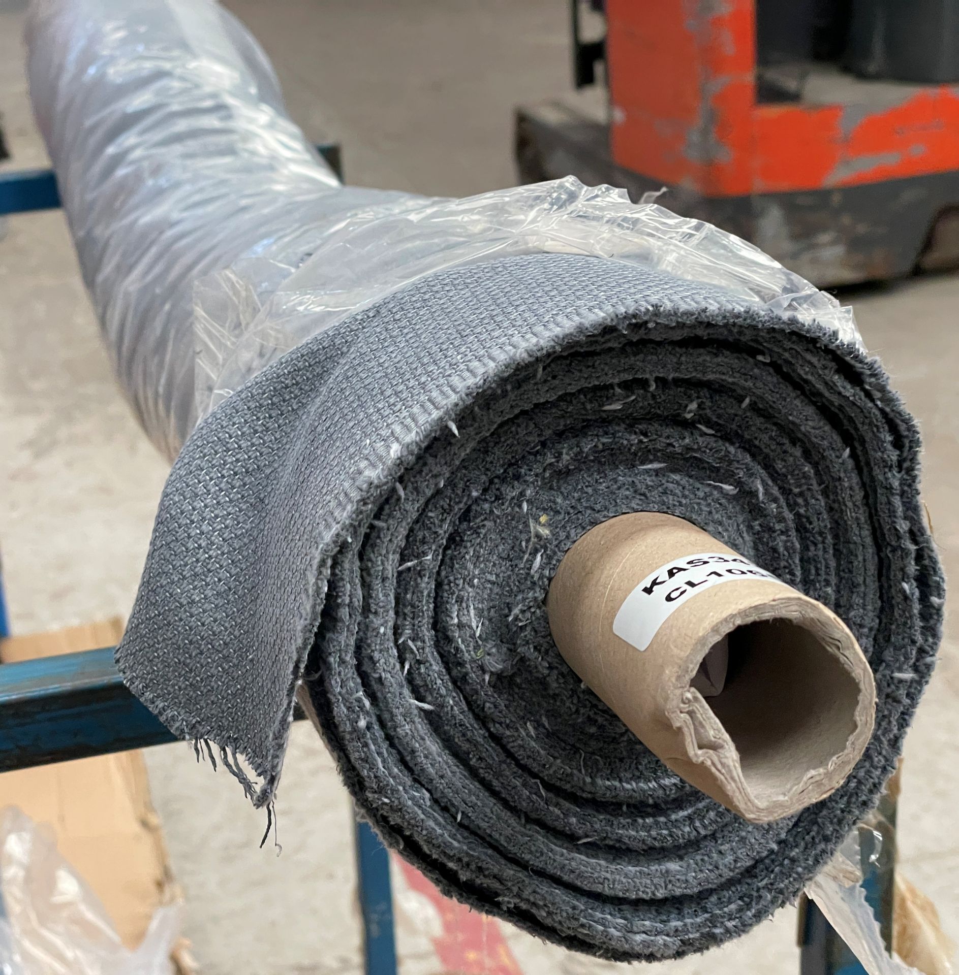1 x 11-13 Metre Roll Of Premium Textured Woven Heavyweight Upholstery Fabric In Charcoal Grey - Ref: - Image 4 of 5