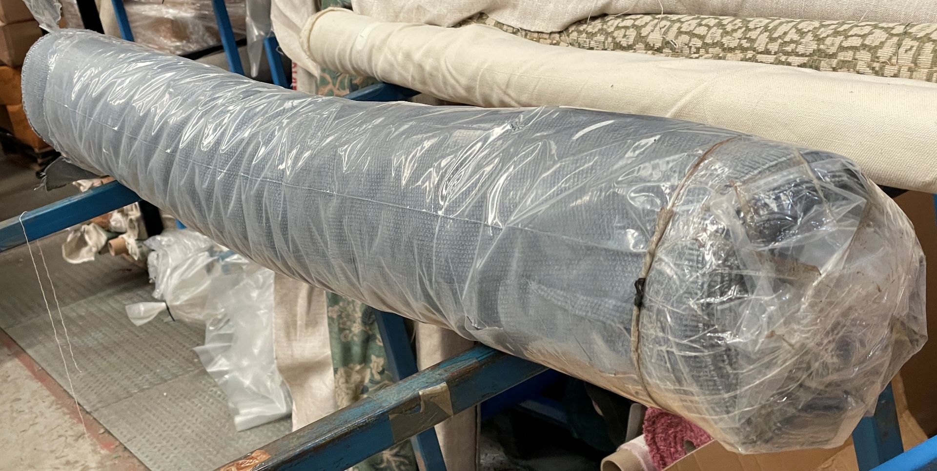 1 x 11-13 Metre Roll Of Premium Textured Woven Heavyweight Upholstery Fabric In Charcoal Grey - Ref: - Image 2 of 5