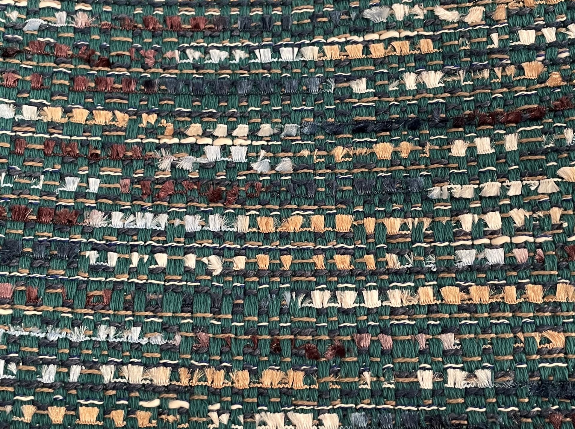 1 x 2m Roll Of Designer Textured Chenille Heavyweight Upholstery Fabric In An Emerald Green Multi-To - Image 4 of 5