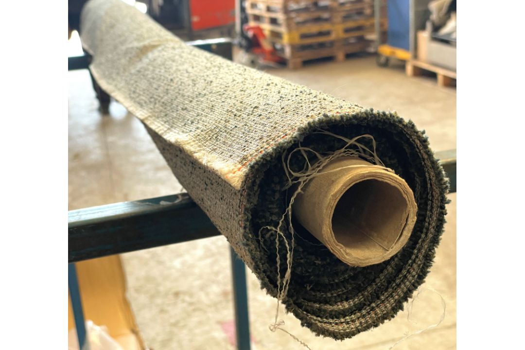 1 x 3m Roll Of Designer Heavyweight Textured Upholstery Fabric In A Multi-Tonal Grey, Charcoal And - Image 3 of 5