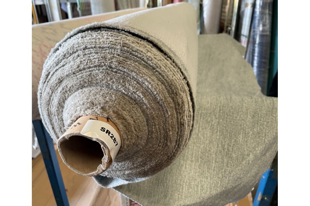 1 x 17 Metre Roll Of Light Grey Textured Upholstery Fabric - Bs5852 Part 1 Certified - Ref: - Image 5 of 8