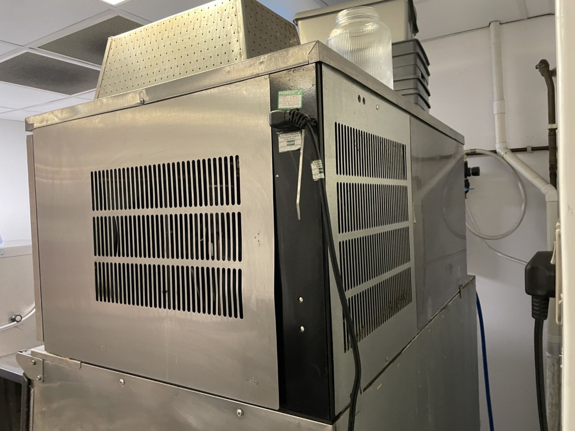 1 x Hoshizaki IM-240DNE-23 Modular & Stackable Cube Ice Maker with Storage Bin - 180kg/24hrs - Image 4 of 12