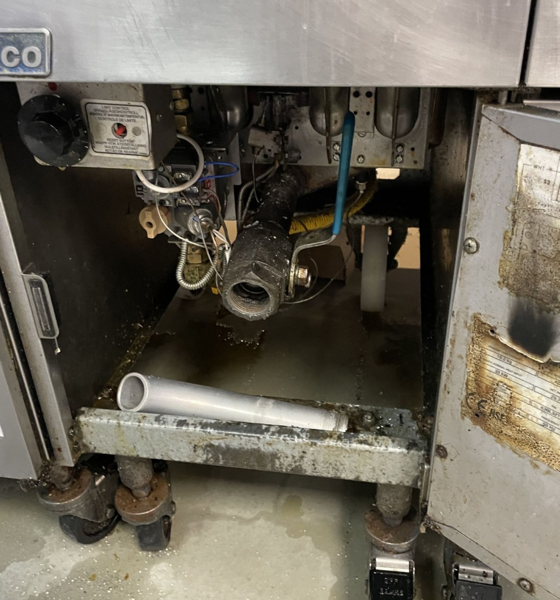 1 x Pitco SG14 Single Tank Gas Fryer with Two Baskets - Image 2 of 3