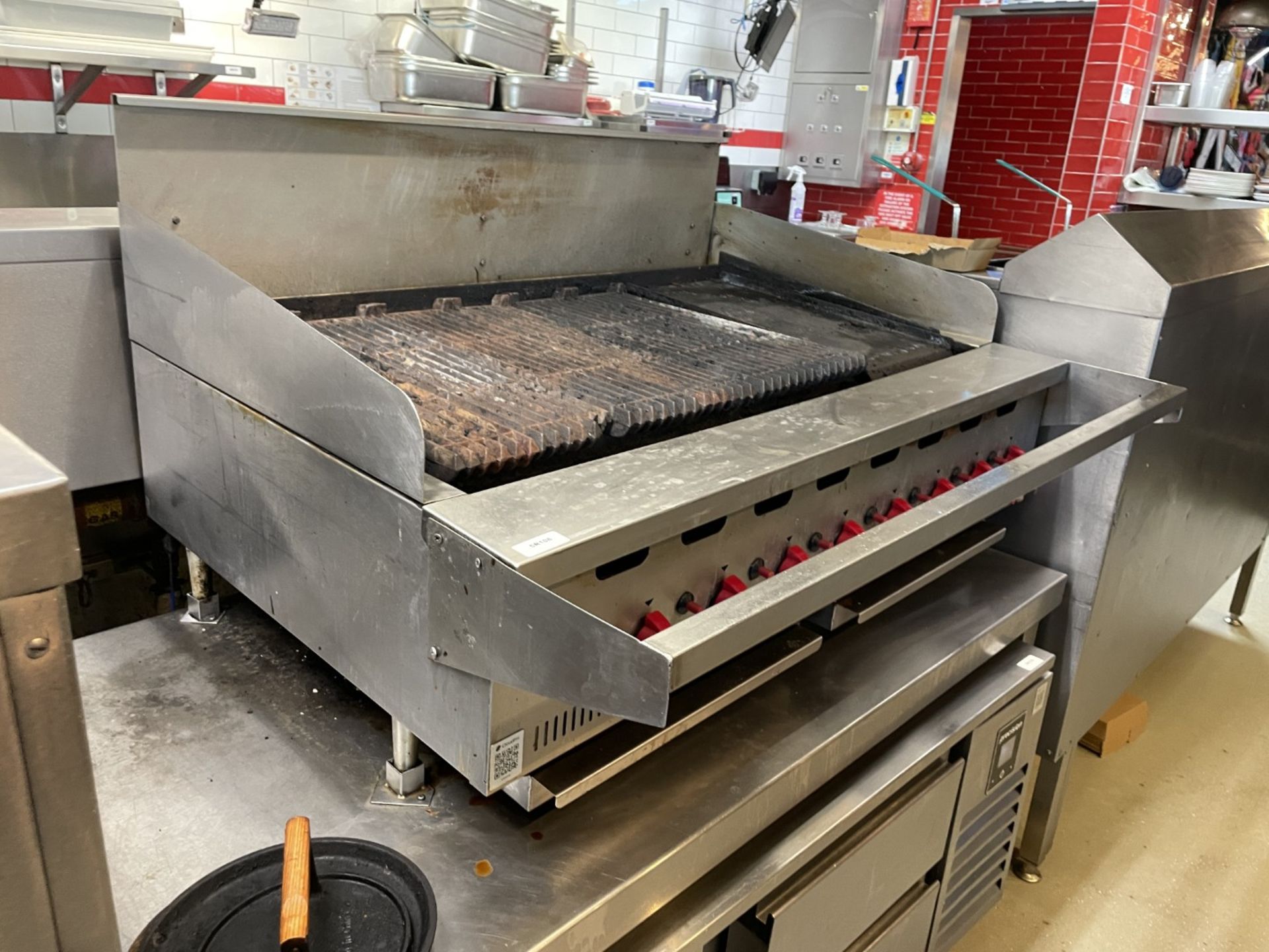 1 x Hobart Bonnet 8 Burner Chargrill Griddle with Stainless Steel Table - Image 9 of 14