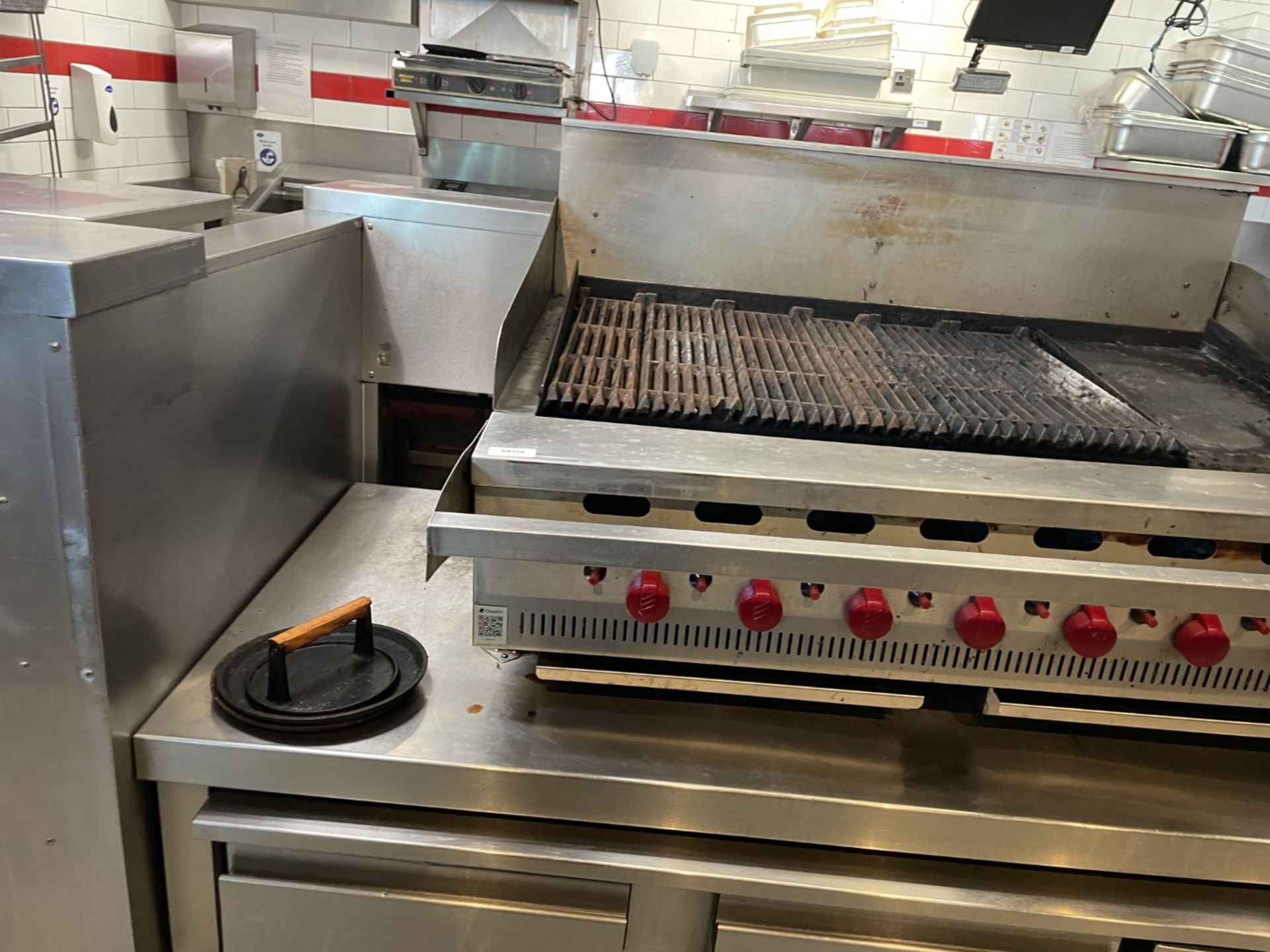 1 x Hobart Bonnet 8 Burner Chargrill Griddle with Stainless Steel Table - Image 4 of 14