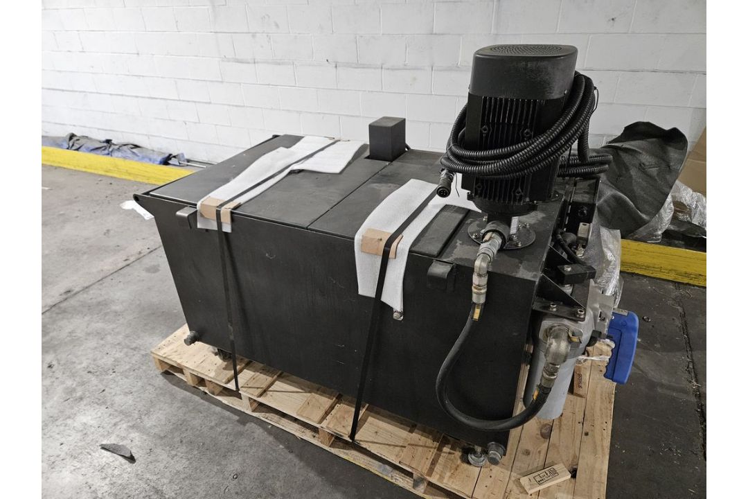 150 Gallon Tank w/ Pump - Image 1 of 3