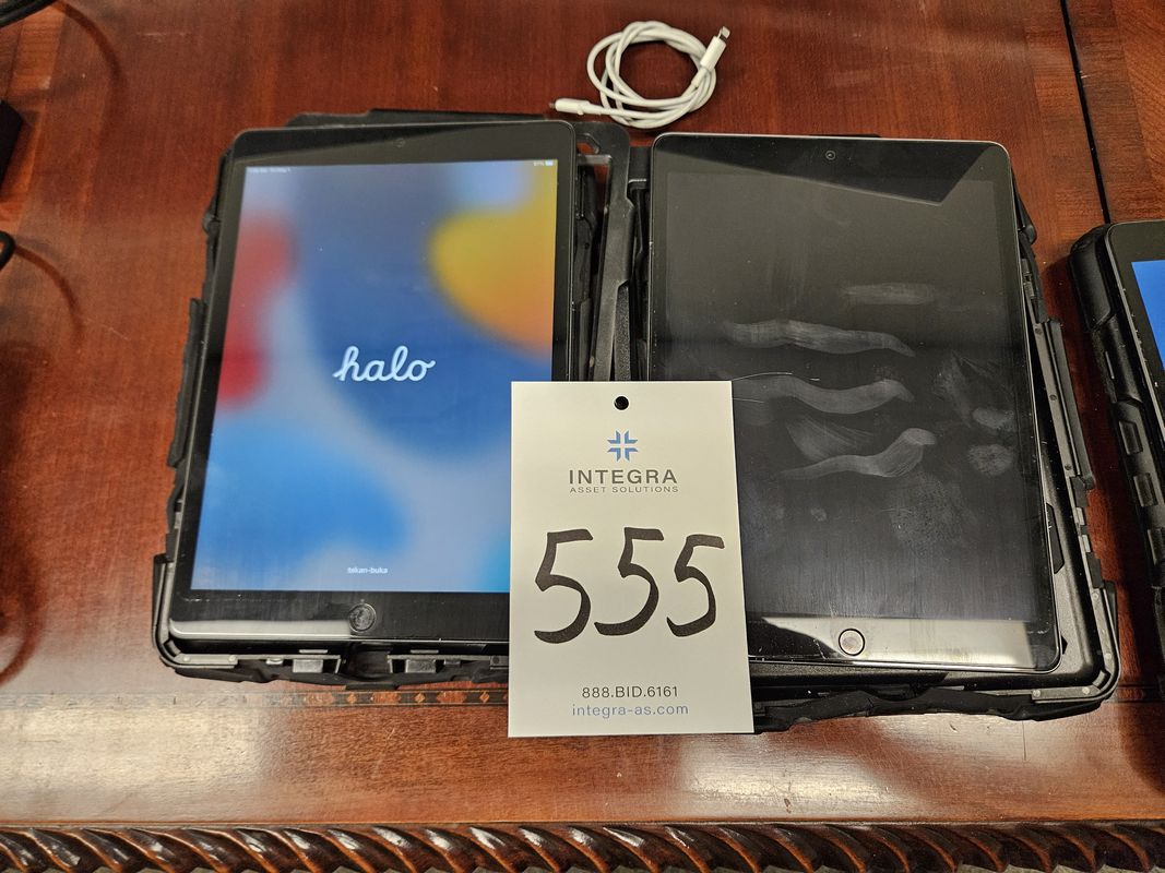 (2) Apple A2602 iPads