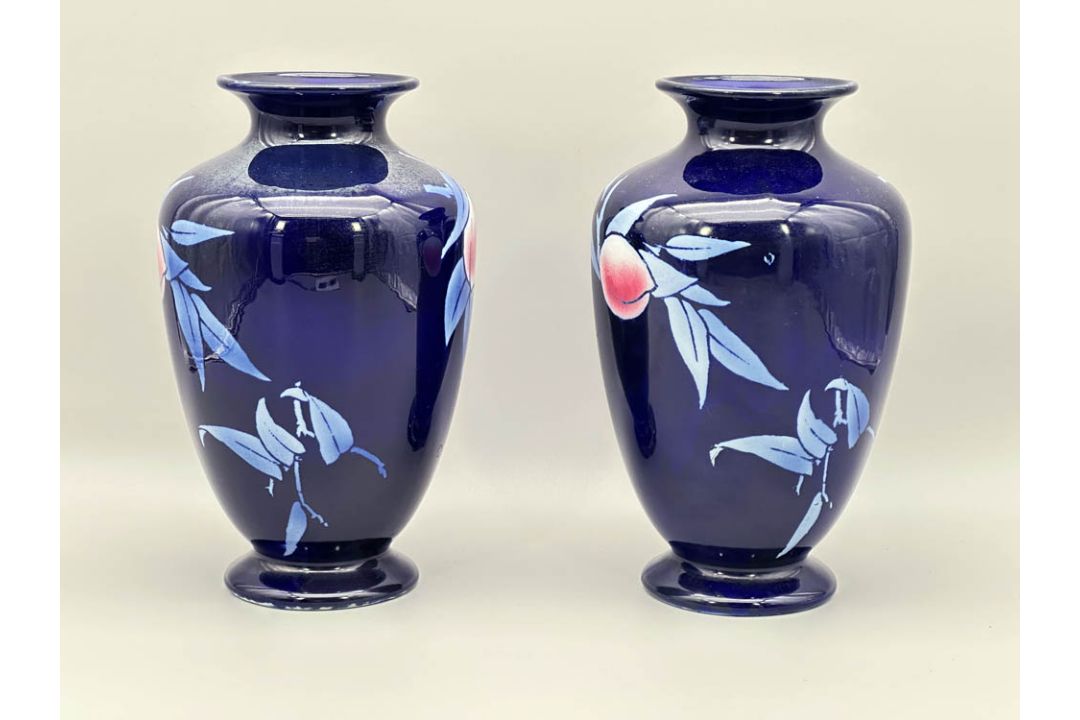 Pair of Shelley ware Peaches or Japanese Fruit design Vases, pattern no 8677, 1930s - Image 3 of 10